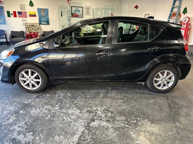 Toyota Prius c Vehicle Full-screen Gallery Image 04