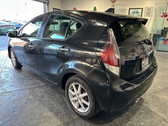 Toyota Prius c Vehicle Full-screen Gallery Image 05