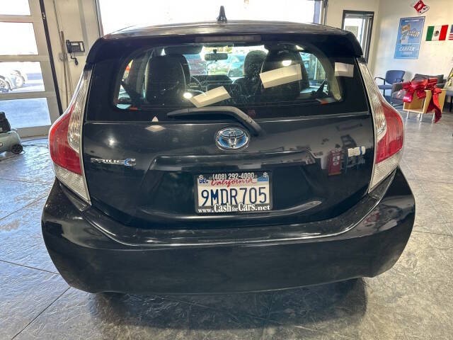 Toyota Prius c Vehicle Full-screen Gallery Image 06