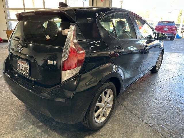 Toyota Prius c Vehicle Full-screen Gallery Image 07