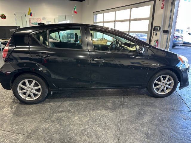 Toyota Prius c Vehicle Full-screen Gallery Image 08