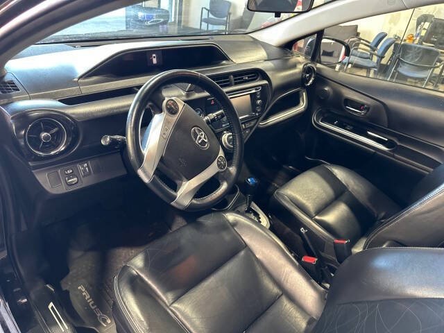 Toyota Prius c Vehicle Full-screen Gallery Image 09