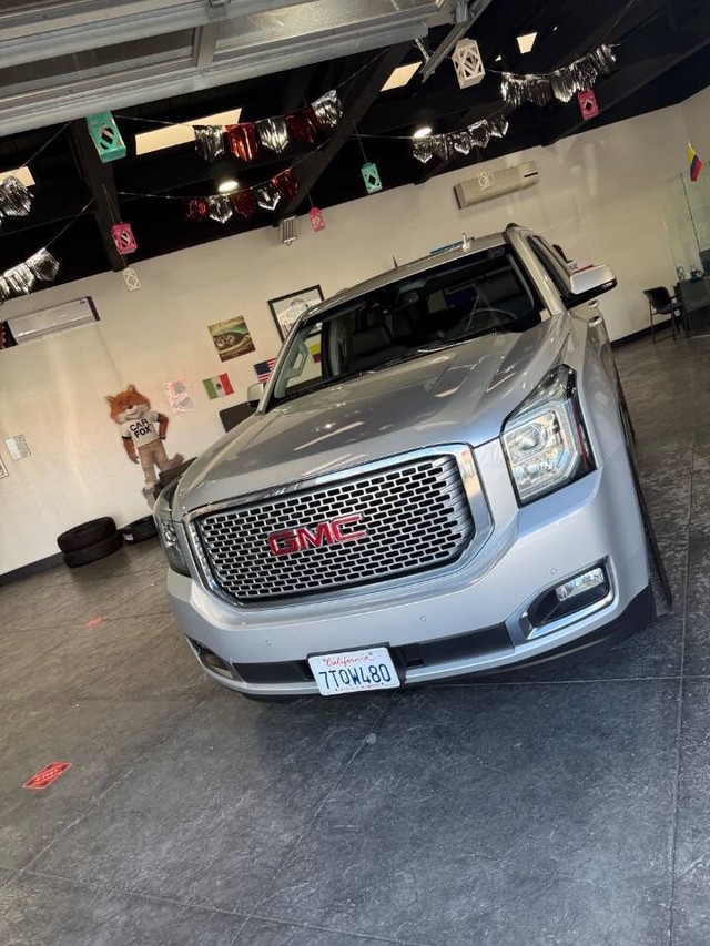 GMC Yukon Vehicle Full-screen Gallery Image 07