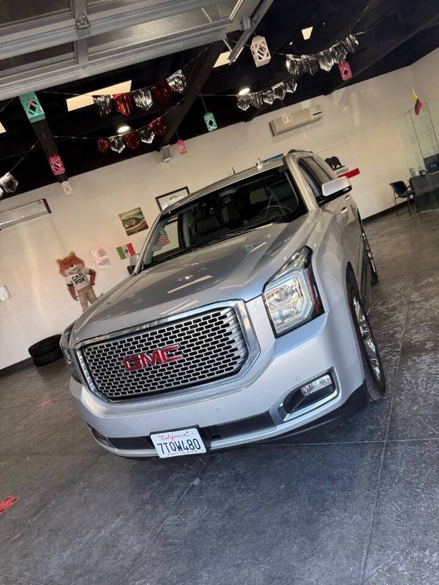 GMC Yukon Vehicle Full-screen Gallery Image 08