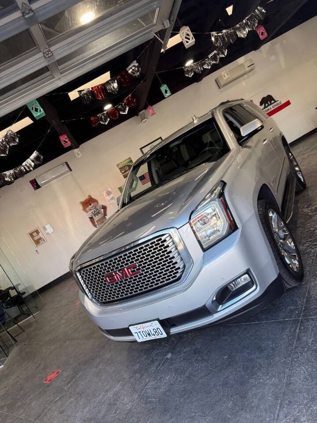 GMC Yukon Vehicle Full-screen Gallery Image 09