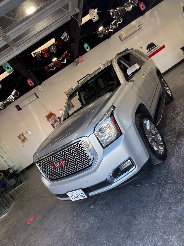 GMC Yukon Vehicle Full-screen Gallery Image 10