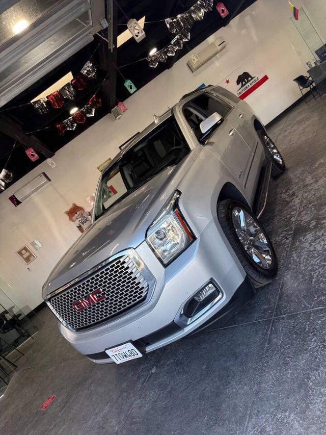 GMC Yukon Vehicle Full-screen Gallery Image 11