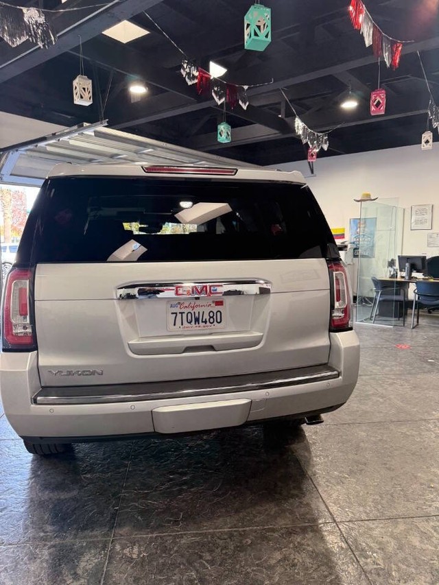 GMC Yukon Vehicle Full-screen Gallery Image 26