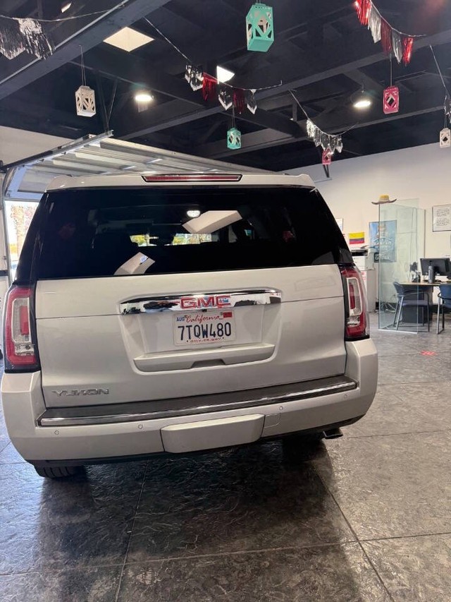 GMC Yukon Vehicle Full-screen Gallery Image 27