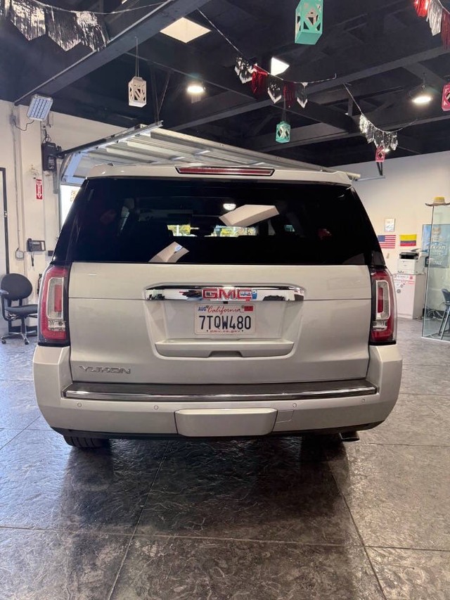 GMC Yukon Vehicle Full-screen Gallery Image 28