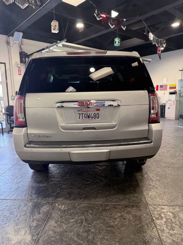 GMC Yukon Vehicle Full-screen Gallery Image 29