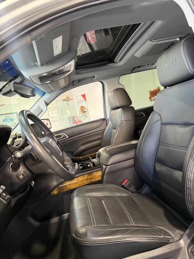 GMC Yukon Vehicle Full-screen Gallery Image 46