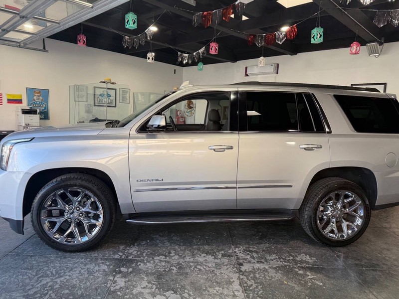 GMC Yukon Vehicle Full-screen Gallery Image 12