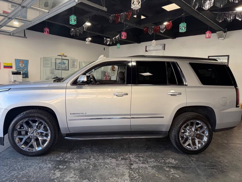 GMC Yukon Vehicle Full-screen Gallery Image 14