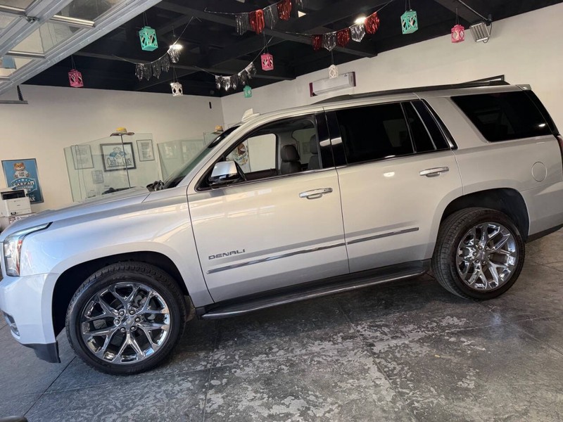 GMC Yukon Vehicle Full-screen Gallery Image 15