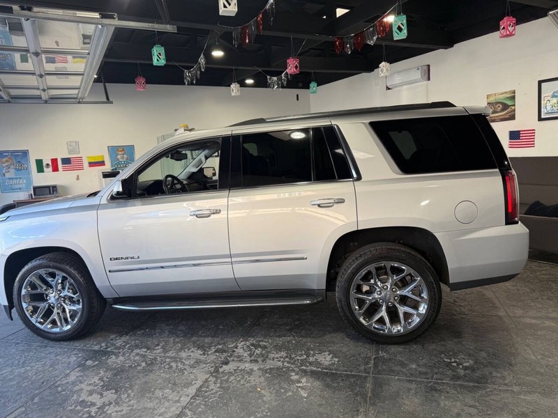 GMC Yukon Vehicle Full-screen Gallery Image 16