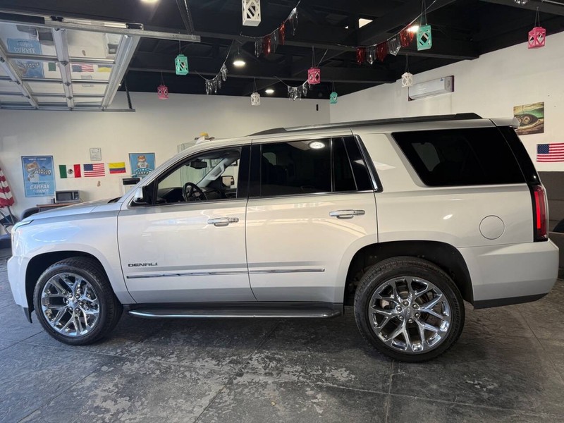 GMC Yukon Vehicle Full-screen Gallery Image 17