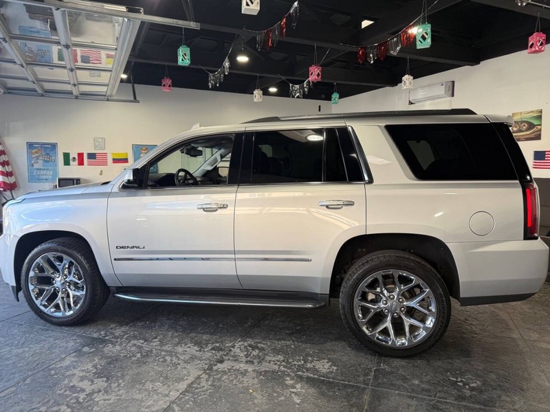 GMC Yukon Vehicle Full-screen Gallery Image 18