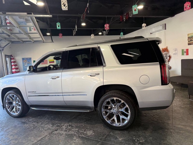 GMC Yukon Vehicle Full-screen Gallery Image 22