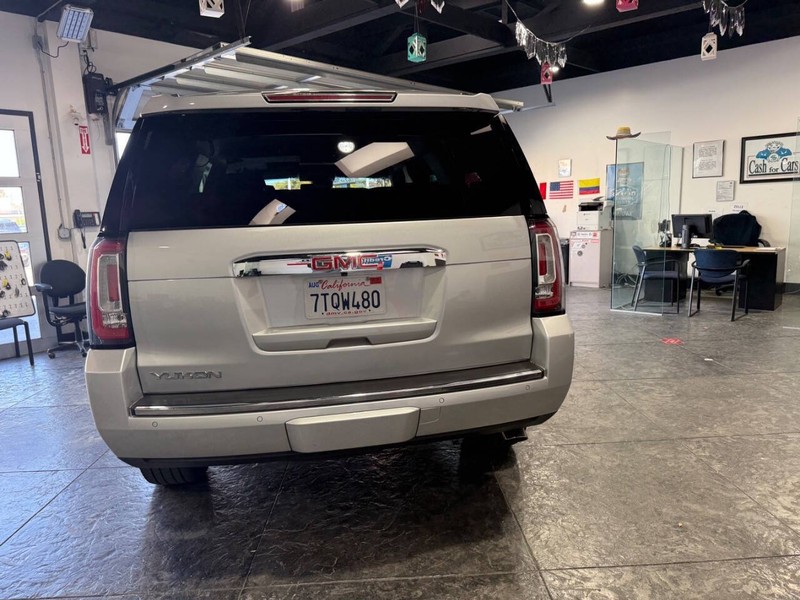 GMC Yukon Vehicle Full-screen Gallery Image 30
