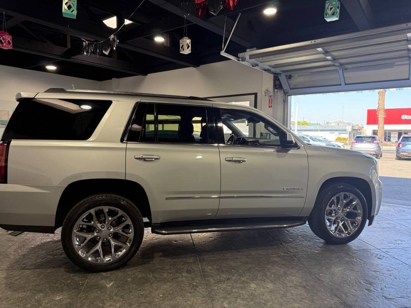 GMC Yukon Vehicle Full-screen Gallery Image 32