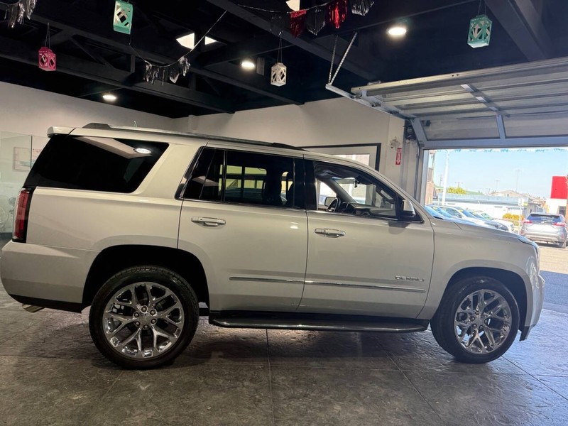 GMC Yukon Vehicle Full-screen Gallery Image 33