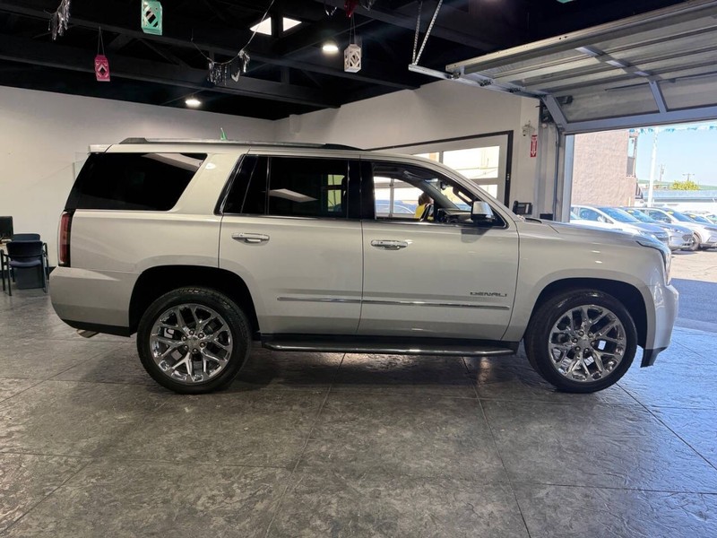 GMC Yukon Vehicle Full-screen Gallery Image 34