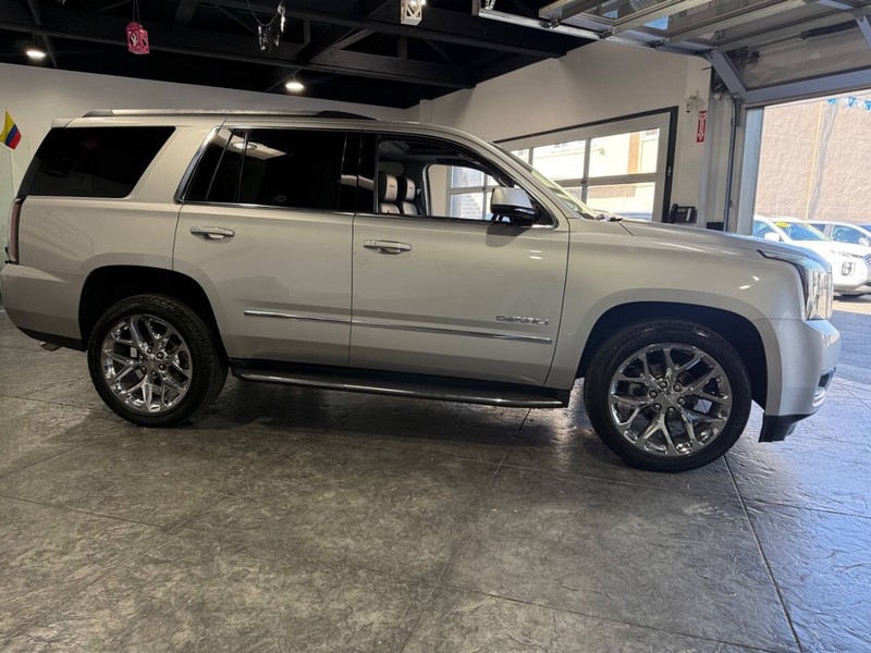 GMC Yukon Vehicle Full-screen Gallery Image 38