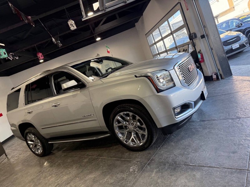 GMC Yukon Vehicle Full-screen Gallery Image 40