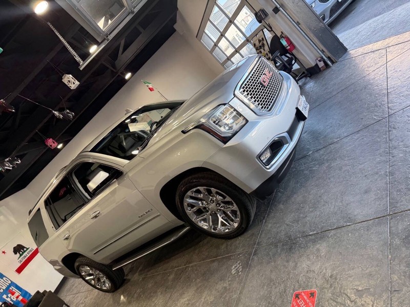 GMC Yukon Vehicle Full-screen Gallery Image 41