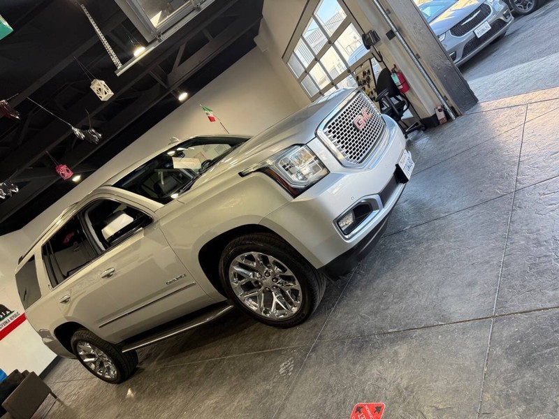 GMC Yukon Vehicle Full-screen Gallery Image 42