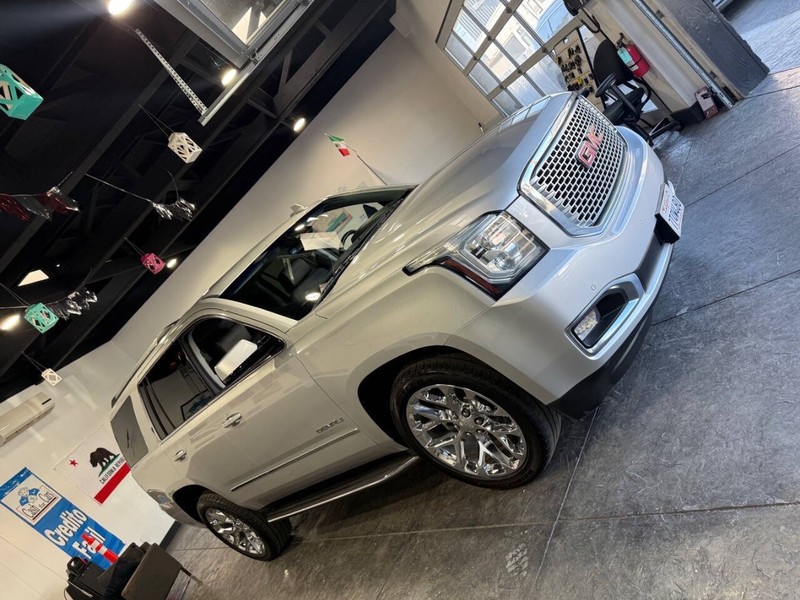 GMC Yukon Vehicle Full-screen Gallery Image 43