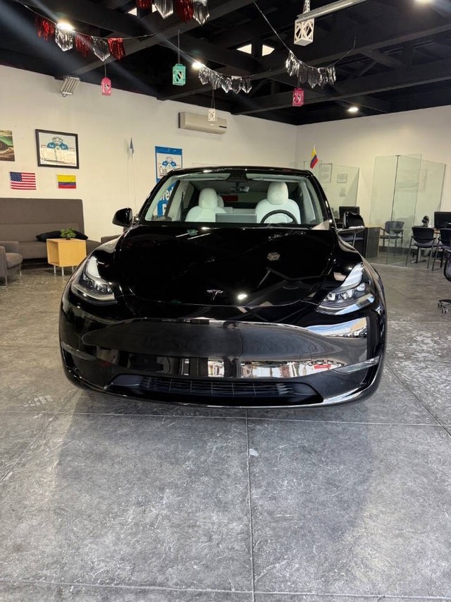 Tesla Model Y Vehicle Full-screen Gallery Image 02