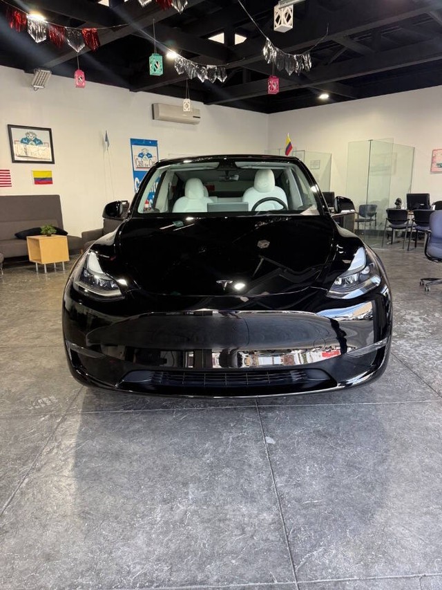 Tesla Model Y Vehicle Full-screen Gallery Image 03