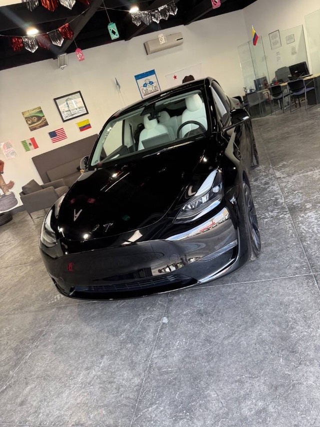 Tesla Model Y Vehicle Full-screen Gallery Image 04