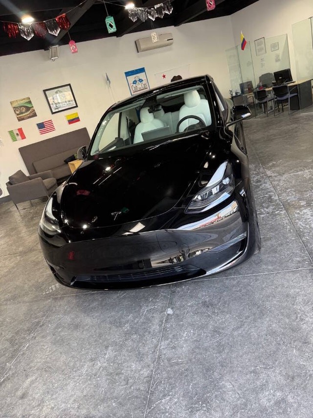 Tesla Model Y Vehicle Full-screen Gallery Image 05