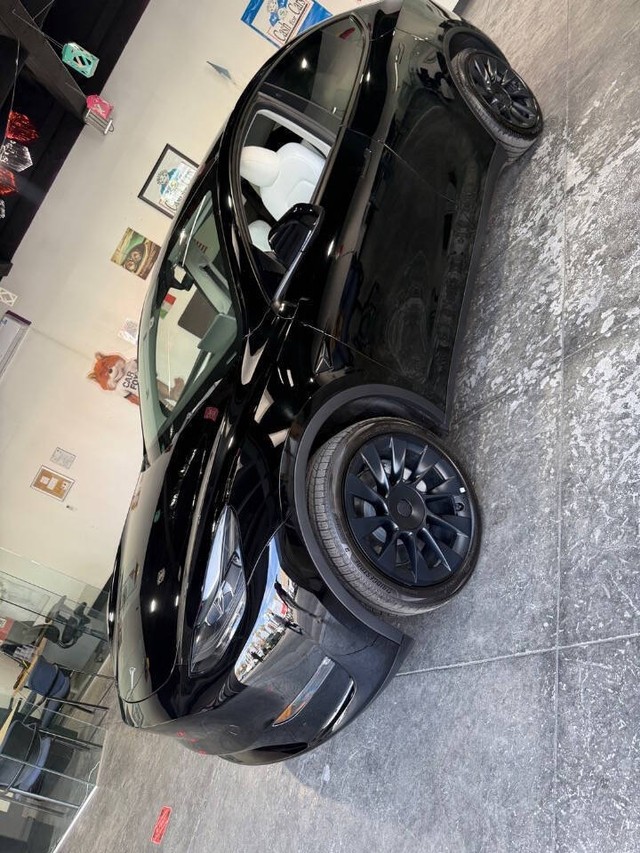 Tesla Model Y Vehicle Full-screen Gallery Image 06