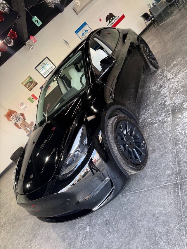 Tesla Model Y Vehicle Full-screen Gallery Image 07