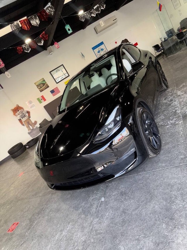 Tesla Model Y Vehicle Full-screen Gallery Image 08