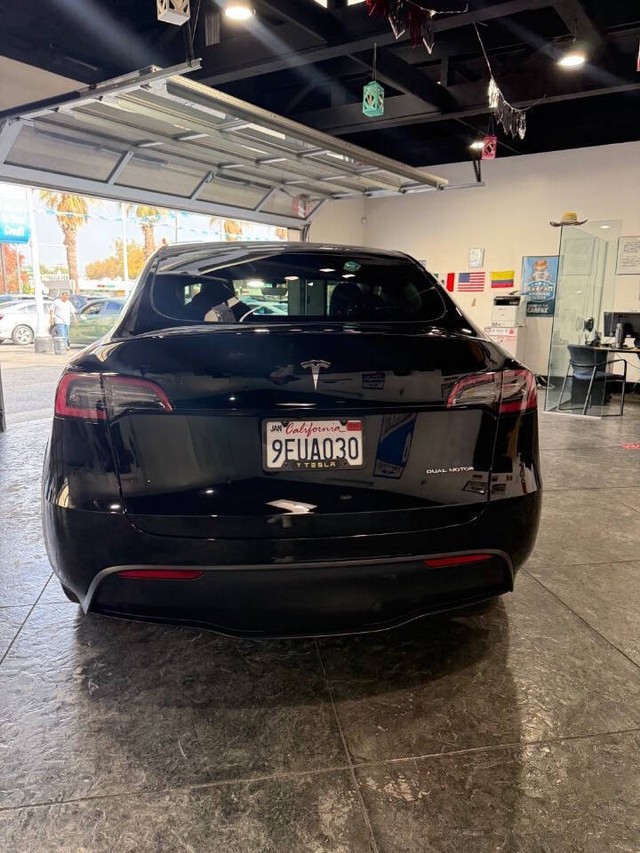 Tesla Model Y Vehicle Full-screen Gallery Image 13