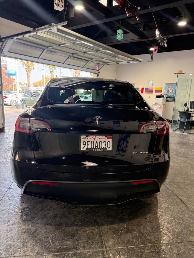 Tesla Model Y Vehicle Full-screen Gallery Image 14