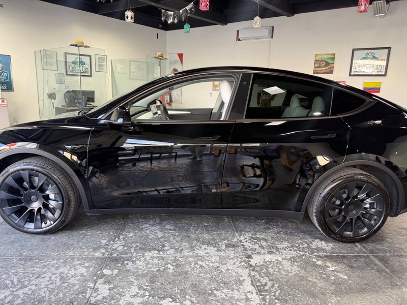 Tesla Model Y Vehicle Full-screen Gallery Image 09