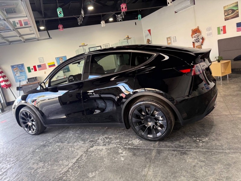 Tesla Model Y Vehicle Full-screen Gallery Image 10