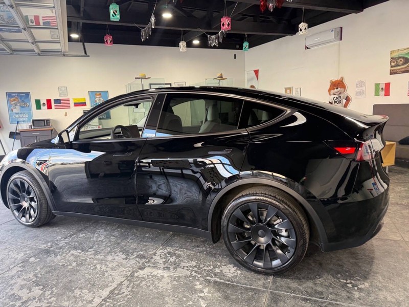 Tesla Model Y Vehicle Full-screen Gallery Image 11