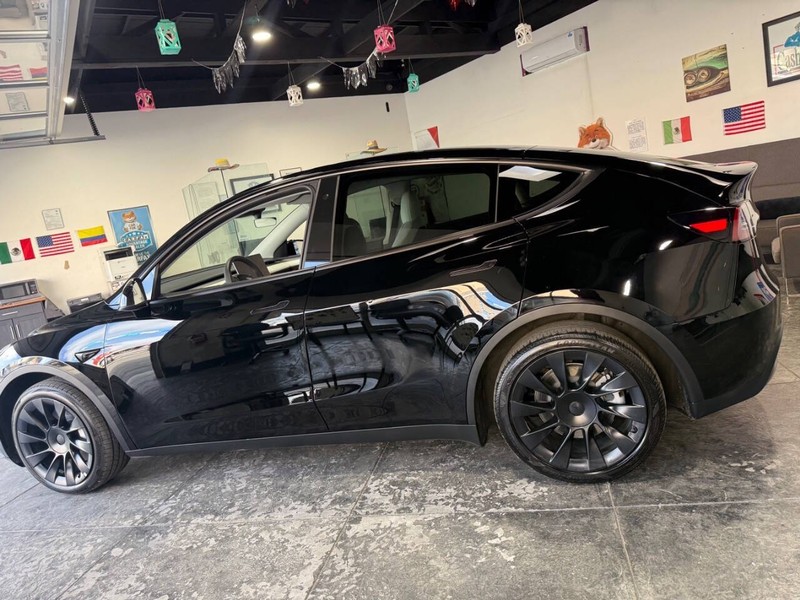 Tesla Model Y Vehicle Full-screen Gallery Image 12