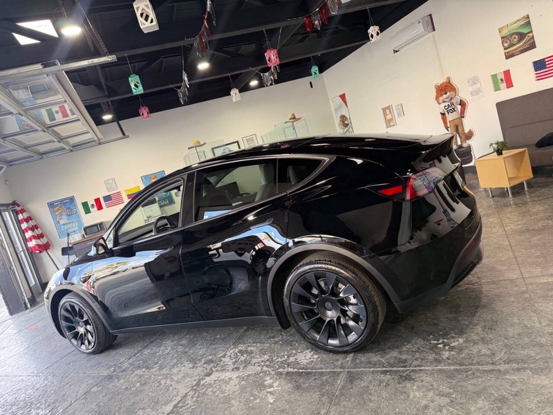 Tesla Model Y Vehicle Full-screen Gallery Image 15