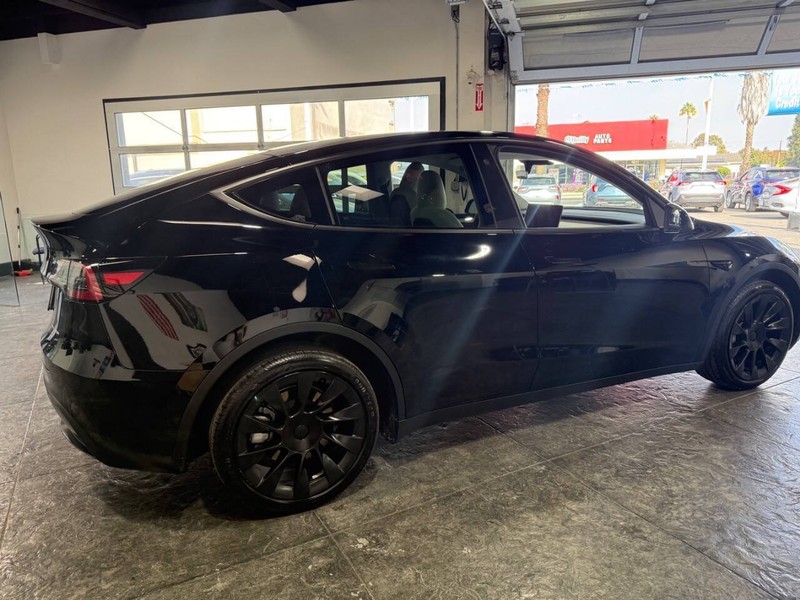 Tesla Model Y Vehicle Full-screen Gallery Image 16