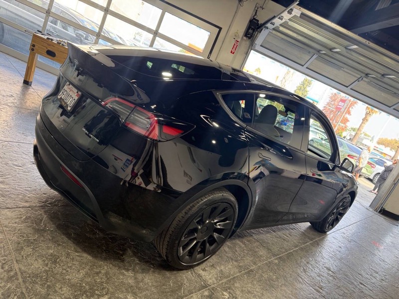 Tesla Model Y Vehicle Full-screen Gallery Image 17