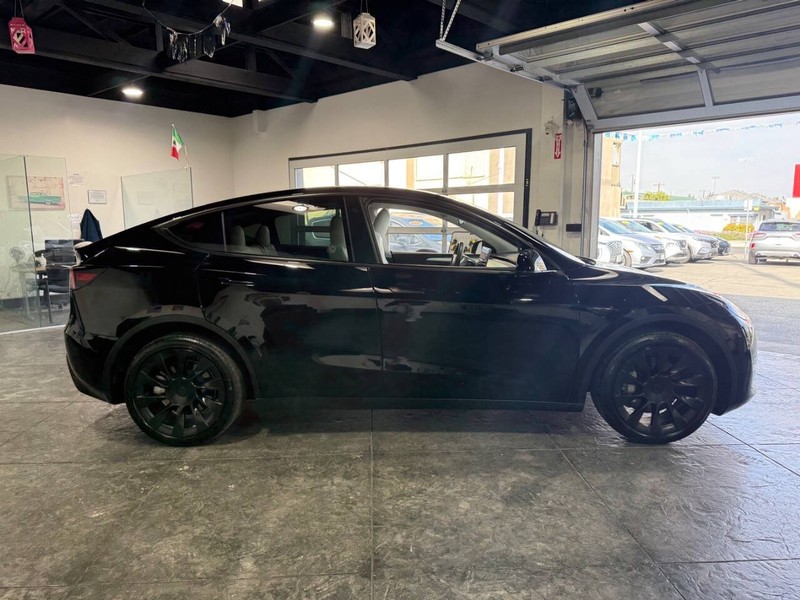 Tesla Model Y Vehicle Full-screen Gallery Image 18
