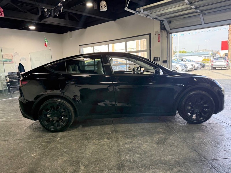 Tesla Model Y Vehicle Full-screen Gallery Image 19